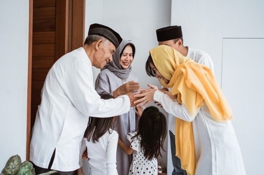 HUKUM MEMBELI BAJU BARU UNTUK LEBARAN, SUNNAH ATAU SEKADAR TRADISI?