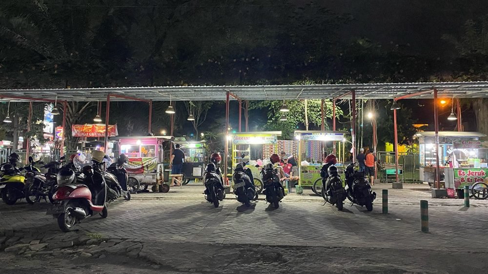 KULINER MALAM DI TAMAN RINGIN BUDHO PARE MENJADI PRIMADONA PECINTA KULINER