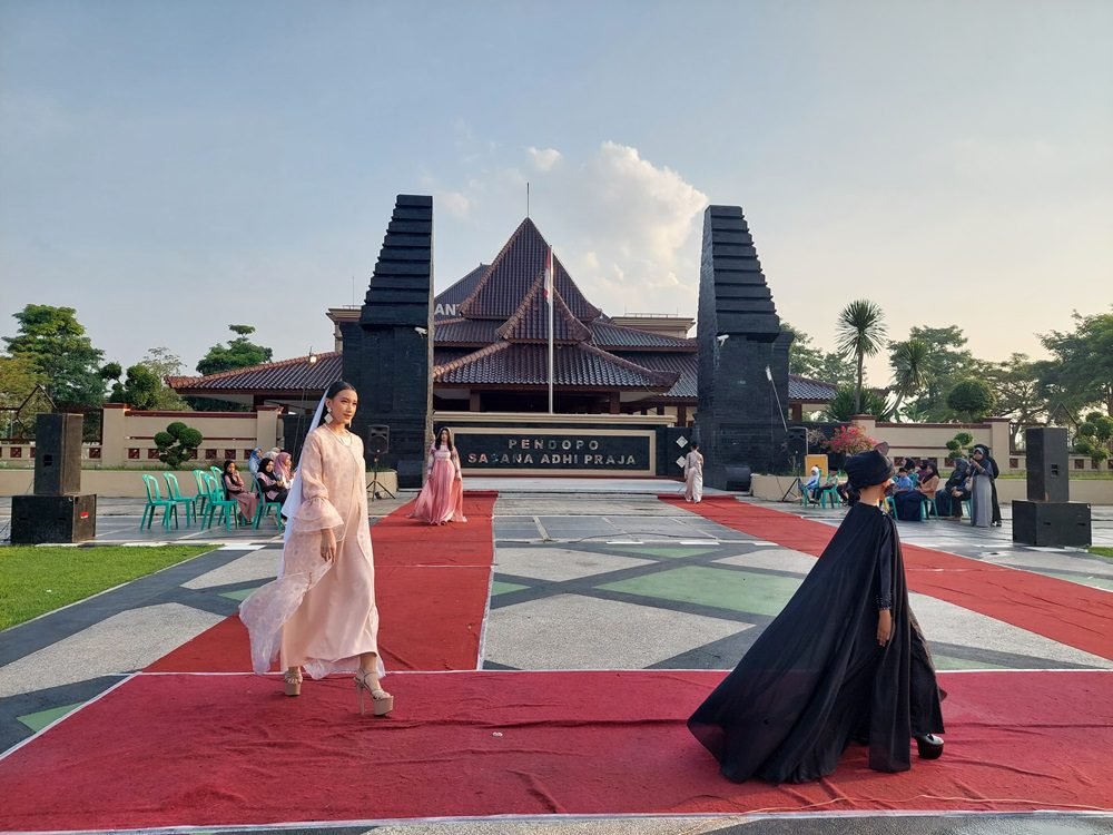 ETNIKA MODEL MANAGEMENT GELAR BLITAR ISLAMIC FASHION RUNWAY 2025 SEBAGAI AJANG UNTUK BERBAGI