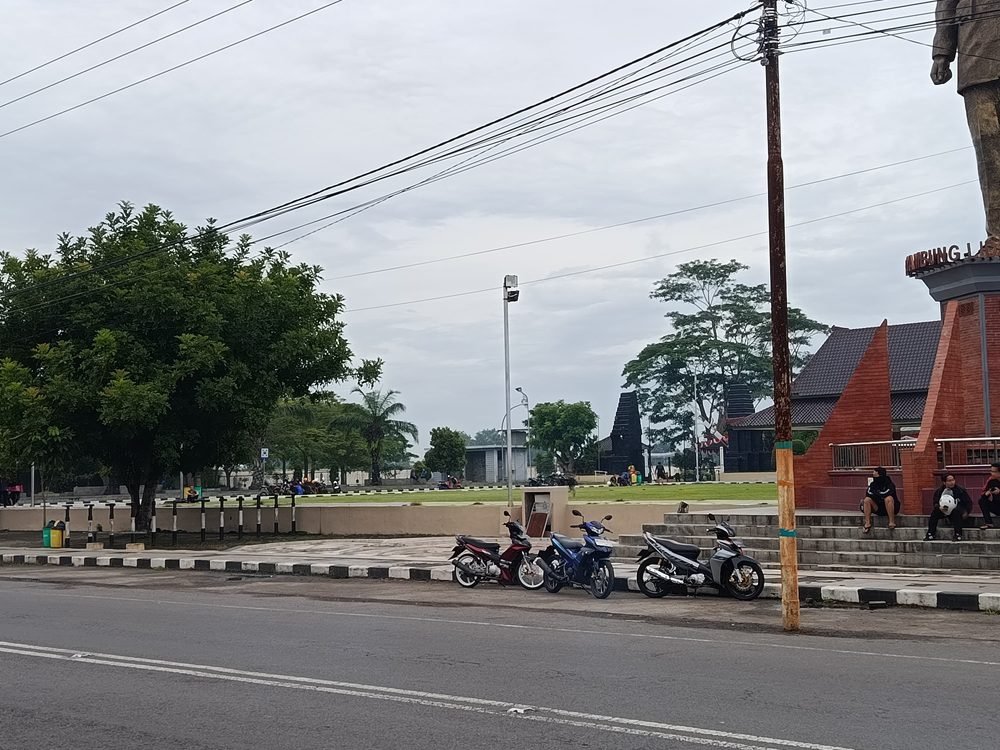 LINGKUNGAN KANTOR BUPATI BLITAR, RUANG PUBLIK MULTIFUNGSI YANG SEMAKIN DIMINATI