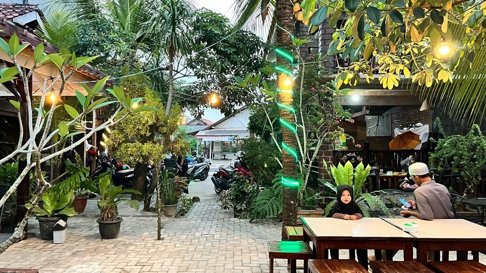 KAFE KAYU WATU, DESTINASI FAVORIT MAHASISWA DI METRO DENGAN NUANSA ESTETIK