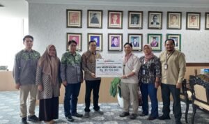 PT. BUMIDA SERAHKAN ASURANSI KLAIM MENINGGAL KECELAKAAN MAHASISWA KE REKTOR UNIVERSITAS NEGERI MALANG