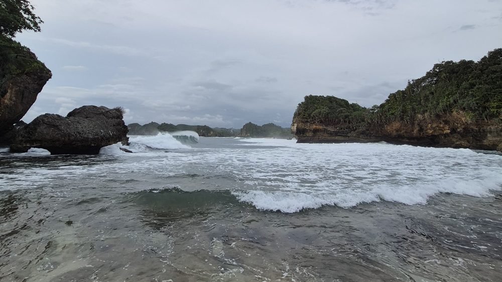 PANTAI BATU BENGKUNG, KEINDAHAN ALAM YANG MEMUKAU DI MALANG SELATAN