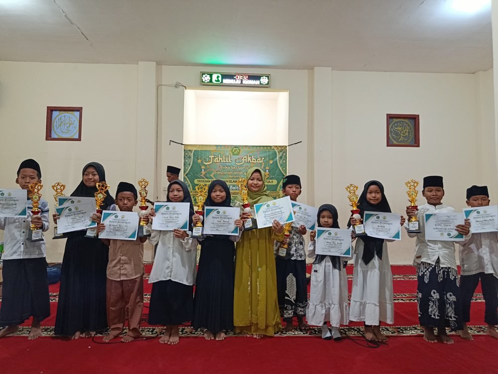 YAYASAN BAITUR ROHMAN GELAR TAHLIL AKBAR, BUKA BERSAMA, DAN SANTUNAN ANAK YATIM SEBAGAI WUJUD KEPEDULIAN