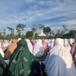 MIKROFON IMAM TIDAK BERFUNGSI, JAMAAH SALAT IDUL FITRI DI LAPANGAN SEMANDING TETAP KHUSYUK