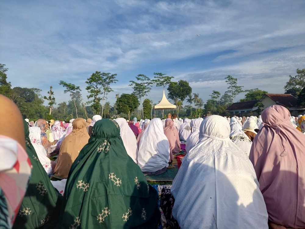 MIKROFON IMAM TIDAK BERFUNGSI, JAMAAH SALAT IDUL FITRI DI LAPANGAN SEMANDING TETAP KHUSYUK
