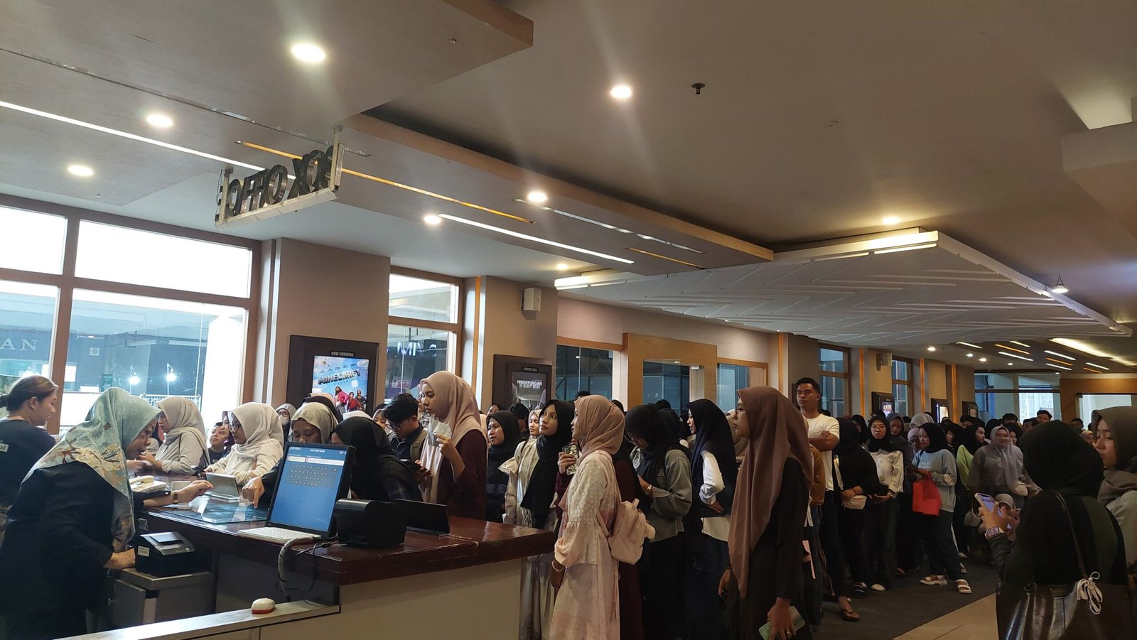 USAI LEBARAN BIOSKOP MALL DINOYO MALANG RAMAI OLEH PENGUNJUNG