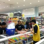 KEMBALI MASUK SEKOLAH SETELAH LIBUR IDUL FITRI, TOKO ALAT TULIS PELANGI DI PANDAAN RAMAI PENGUNJUNG