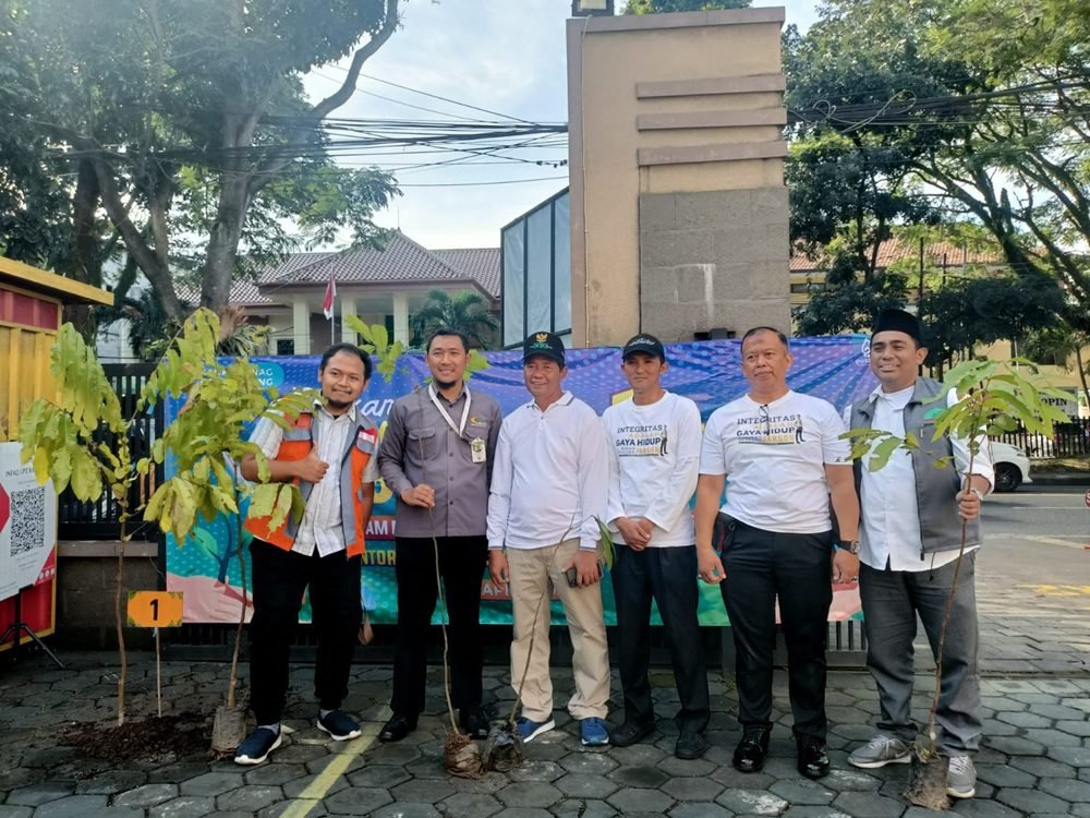 MENANAM HARAPAN MENJAGA BUMI, BAZNAS KOTA MALANG GELAR TANAM POHON MATOA