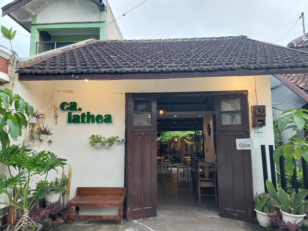 CALATHEA GARDEN, TEMPAT NONGKRONG BERNUANSA TAMAN DI KAWASAN KAMPUNG KAYUTANGAN MALANG