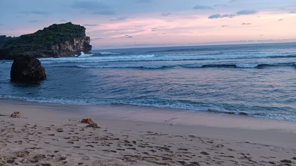 PANTAI WATUKARUNG, DESTINASI BAGI PECINTA ALAM DAN SURFING DI PACITAN