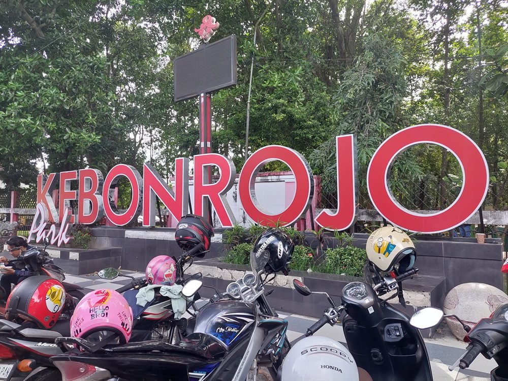 TAMAN KEBON ROJO BLITAR RAMAI SAAT LIBUR LEBARAN, KEUNTUNGAN PEDAGANG MENINGKAT