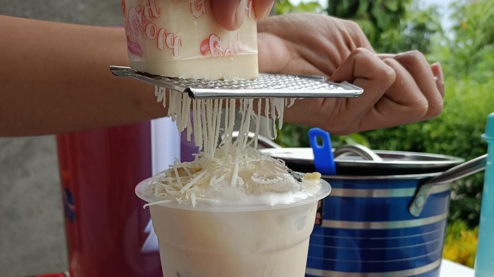 DARI WAKTU LUANG JADI PELUANG, MAHASISWI INI SUKSES BERJUALAN ES TELER