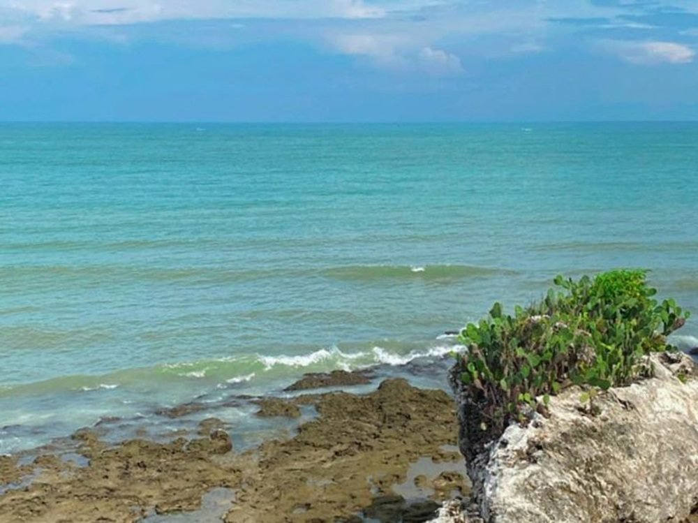 PANTAI TANJUNG KODOK, DESTINASI WISATA SERU BERSAMA KELUARGA DI KABUPATEN LAMONGAN