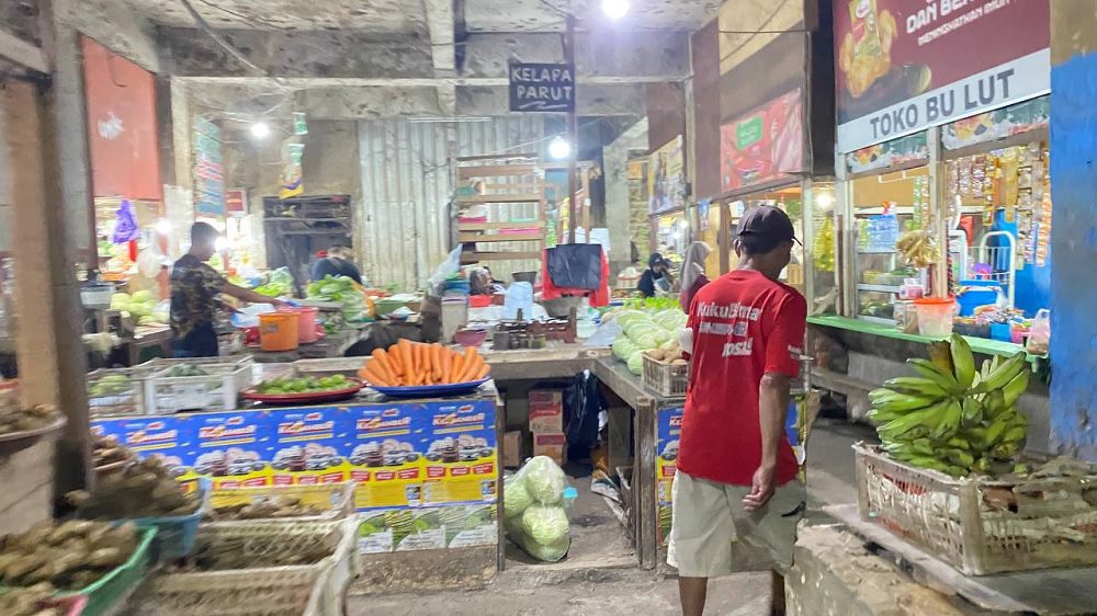 53-LENGANG AKTIVITAS JUAL BELI DI PASAR BESAR MALANG TAMPAK LENGANG PADA HARI JUMAT