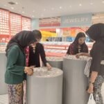 MEMPERINGATI HARI PENDIDIKAN NASIONAL, BEBERAPA PENGUNJUNG DI MOG MENGGUNAKAN BAJU ADAT TRADISIONAL