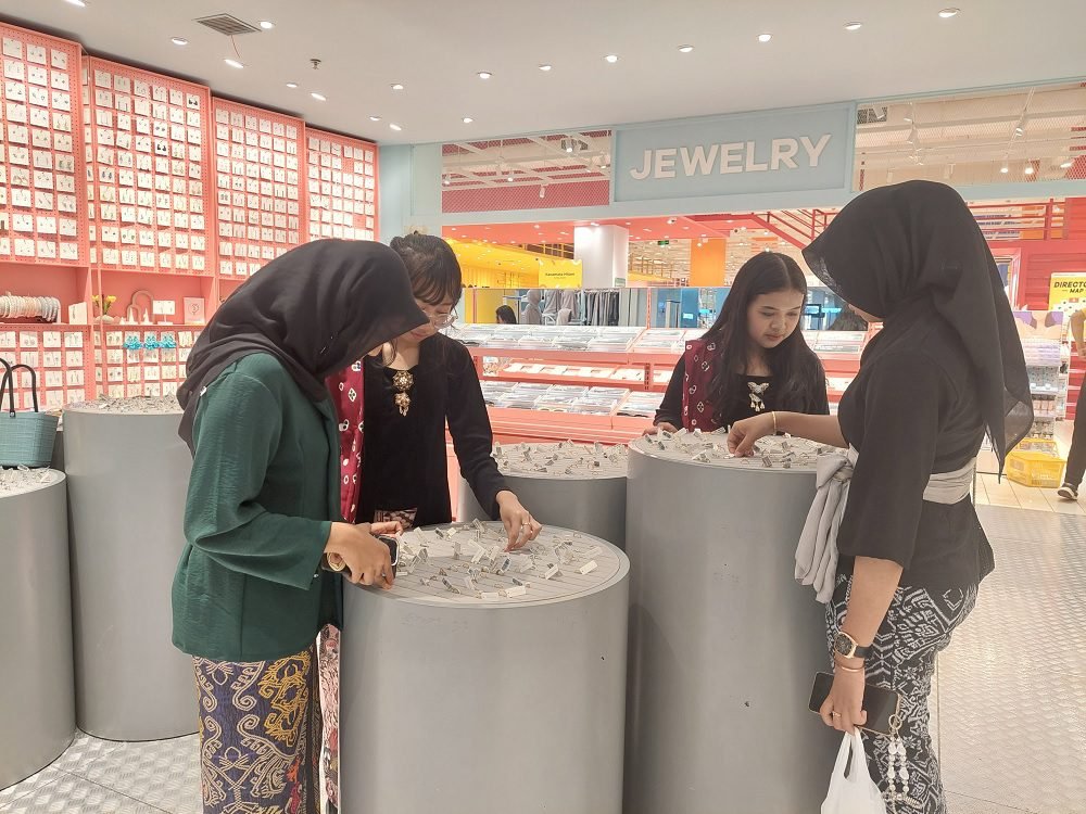 MEMPERINGATI HARI PENDIDIKAN NASIONAL, BEBERAPA PENGUNJUNG DI MOG MENGGUNAKAN BAJU ADAT TRADISIONAL