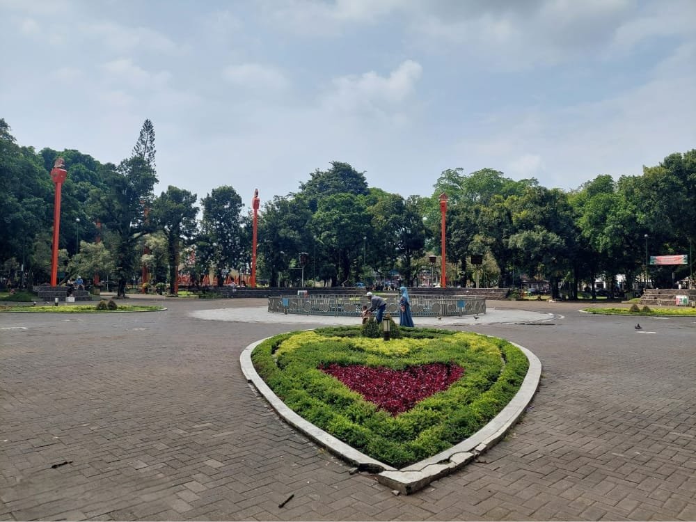 RUANG PUBLIK LEBIH NYAMAN, ALUN-ALUN KOTA MALANG KINI LEBIH TERAWAT DAN BERSIH