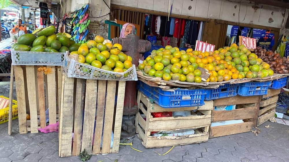 HARGA BUAH BERANGSUR NORMAL PASCA RAMADAN DAN HARI RAYA IDUL FITRI DI PASAR BESAR MALANG