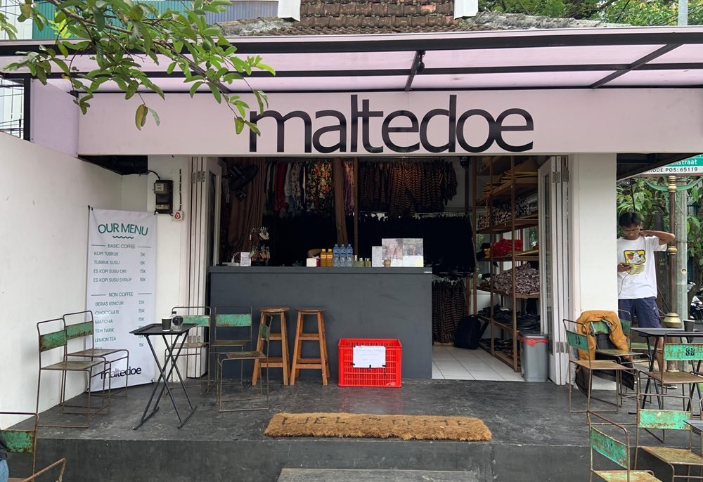 MENGABADIKAN MOMEN MENGGUNAKAN BAJU TRADISIONAL DI KAYUTANGAN MALANG BERSAMA MALTEDOE