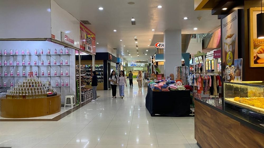 SUASANA PAGI DI MALL OLYMPIC GARDEN, KESIBUKAN PARA PENJUAL DAN PETUGAS MENJELANG JAM OPERASIONAL