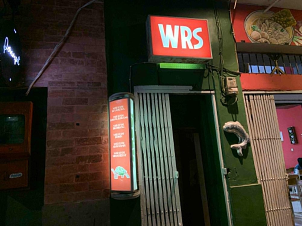 MENYUGUHKAN INDAHNYA LAMPU PERKOTAAN, KEDAI WRS MENJADI SPOT BERSANTAI DI KOTA MALANG