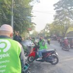 PENGEMUDI OJEK ONLINE BEROPERASI DI DEPAN STASIUN KOTA BARU MALANG, IMBAS DARI RAMAINYA PENUMPANG