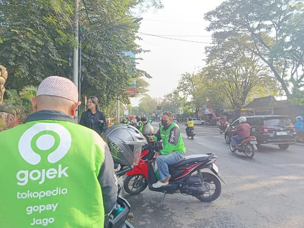 PENGEMUDI OJEK ONLINE BEROPERASI DI DEPAN STASIUN KOTA BARU MALANG, IMBAS DARI RAMAINYA PENUMPANG