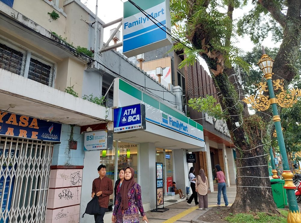 FAMILYMART KAYUTANGAN MALANG, JADI DESTINASI UNTUK MENIKMATI KULINER MODERN