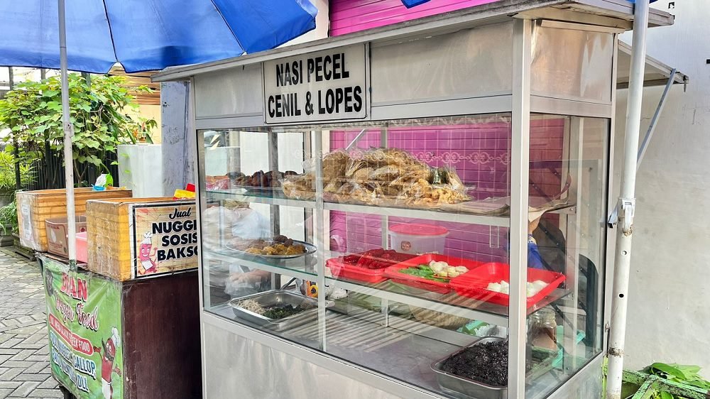 CENIL DAN LOPES PASAR JOMBANG, JAJANAN TRADISIONAL YANG TETAP DICARI DI TENGAH PERUBAHAN ZAMAN