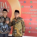 KETUA DEWAN MES, MAKHRUS SHOLEH, APRESIASI SISWA BERPRESTASI DI WISUDA ANGKATAN KE-33 MAN 2 KOTA MALANG