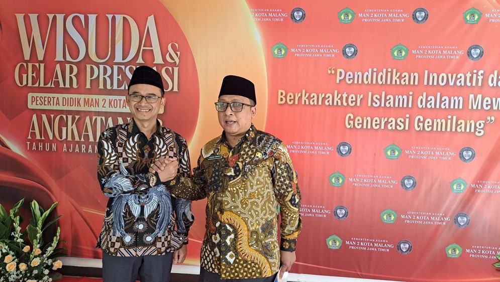 KETUA DEWAN MES, MAKHRUS SHOLEH, APRESIASI SISWA BERPRESTASI DI WISUDA ANGKATAN KE-33 MAN 2 KOTA MALANG