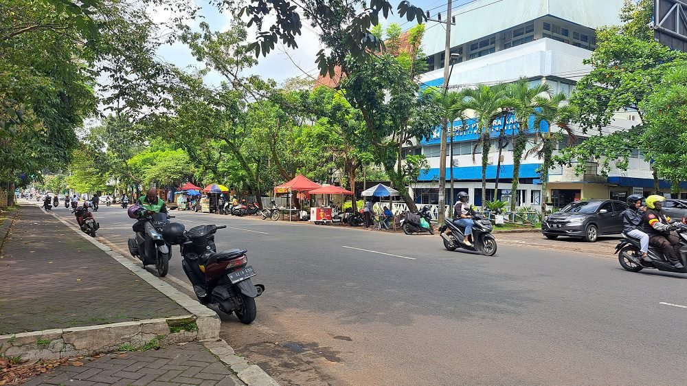 JALAN SURABAYA UNIVERSITAS NEGERI MALANG, OASE SINGKAT PENGEMUDI OJEK ONLINE