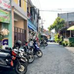KETERTIBAN TETAP TERJAGA DI PASAR JOMBANG, MESKI PARKIR MENGGUNAKAN SETENGAH JALAN