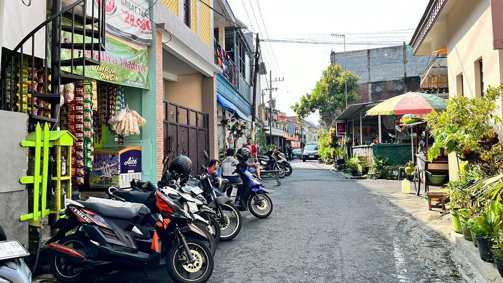 KETERTIBAN TETAP TERJAGA DI PASAR JOMBANG, MESKI PARKIR MENGGUNAKAN SETENGAH JALAN