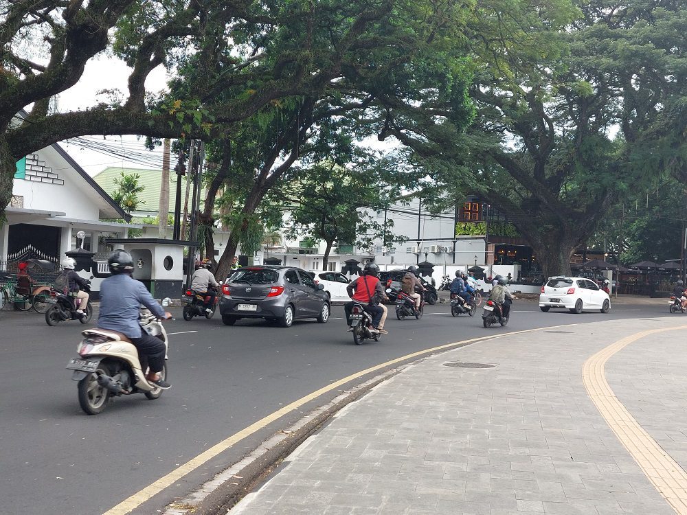 ARUS LALU LINTAS DI ALUN-ALUN TUGU MALANG TERLIHAT RAMAI MENJELANG SORE HARI