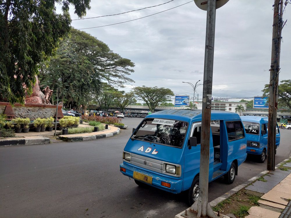 ANGKOT STASIUN KOTA BARU MALANG, TETAP BERTAHAN DI TENGAH GEMPURAN TRANSPORTASI MODERN