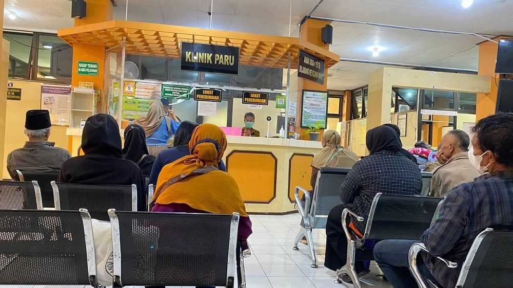 RAMAI SEJAK PAGI, ANTREAN PANJANG TAMPAK DI KLINIK PARU RSUD Dr. SAIFUL ANWAR