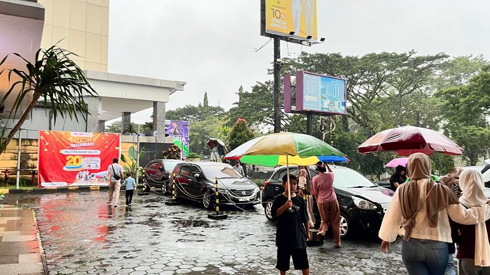 MALANG MEMASUKI MUSIM HUJAN, JASA PAYUNG JADI PELUANG CUAN DI DEPAN TRANSMART MALANG