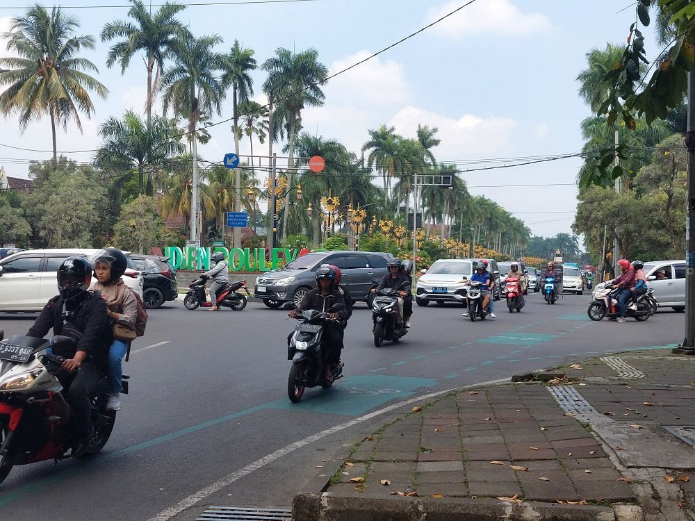 KONDISI LALU LINTAS DI JALAN BESAR IJEN PADAT SAAT HARI KERJA