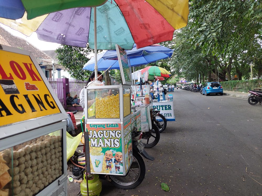 KULINER DI DEPAN TAMAN TRUNOJOYO MALANG, SURGANYA MAKANAN MURAH DAN LEZAT
