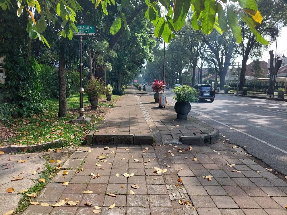 TANGGAPAN MASYARAKAT TERHADAP PEMINDAHAN KURSI DARI JALAN BESAR IJEN KE TAMAN MERJOSARI