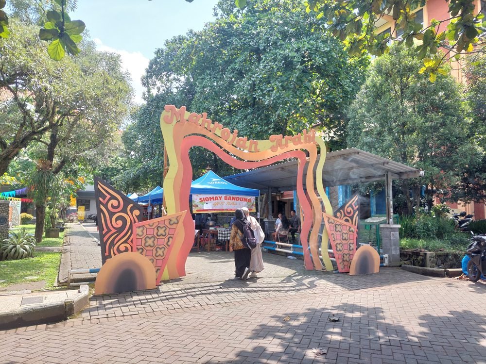 BAZAR DI FAKULTAS SASTRA MERIAHKAN MAHROJAN ARABI 2025 YANG DIGELAR HMD SASTRA ARAB UM