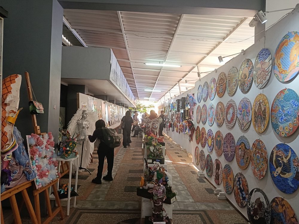 KARYA MAHASISWA BARU UNIVERSITAS NEGERI MALANG BERSINAR DI PAMERAN NAVASTRA 2025, PENGUNJUNG TERPESONA