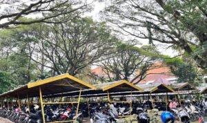 PARKIRAN FIP UNIVERSITAS NEGERI MALANG, NUANSA ASRI DAN ESTETIK SERASA DI DUNIA DONGENG