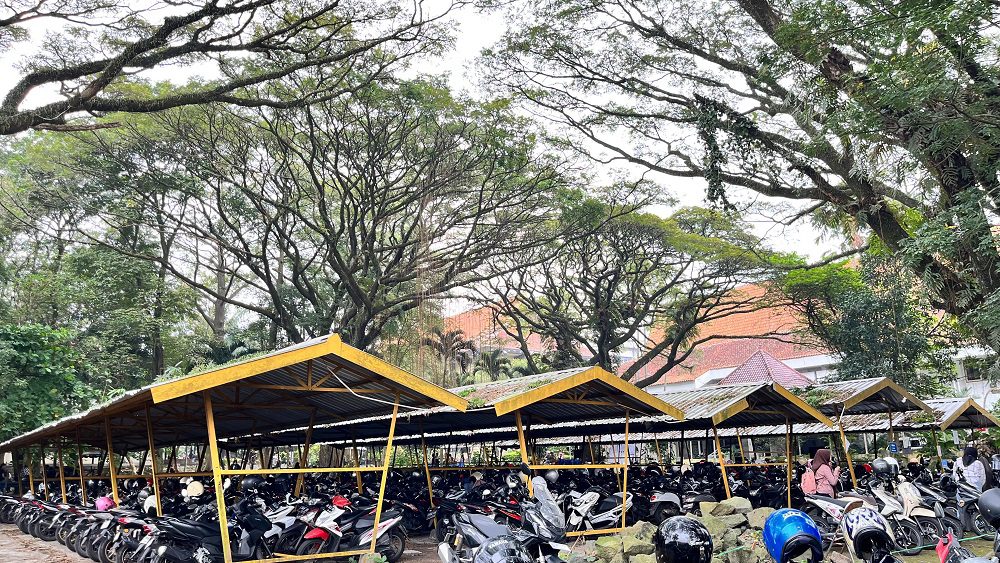 PARKIRAN FIP UNIVERSITAS NEGERI MALANG, NUANSA ASRI DAN ESTETIK SERASA DI DUNIA DONGENG