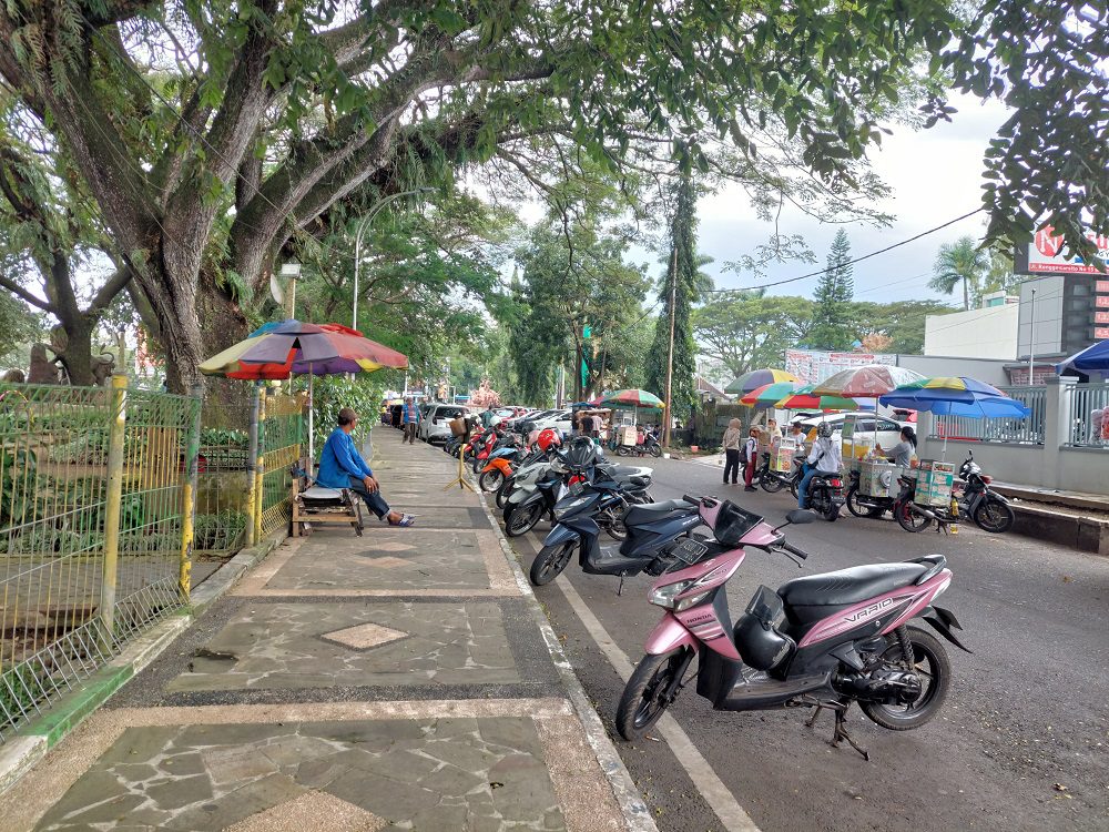 PARKIRAN TAMAN TRUNOJOYO LEBIH RAMAI SAAT HARI BIASA DIBANDING AKHIR PEKAN