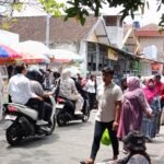 SUASANA PAGI DI SEKITAR UNIVERSITAS NEGERI MALANG DIWARNAI KESIBUKAN PEDAGANG DAN MAHASISWA