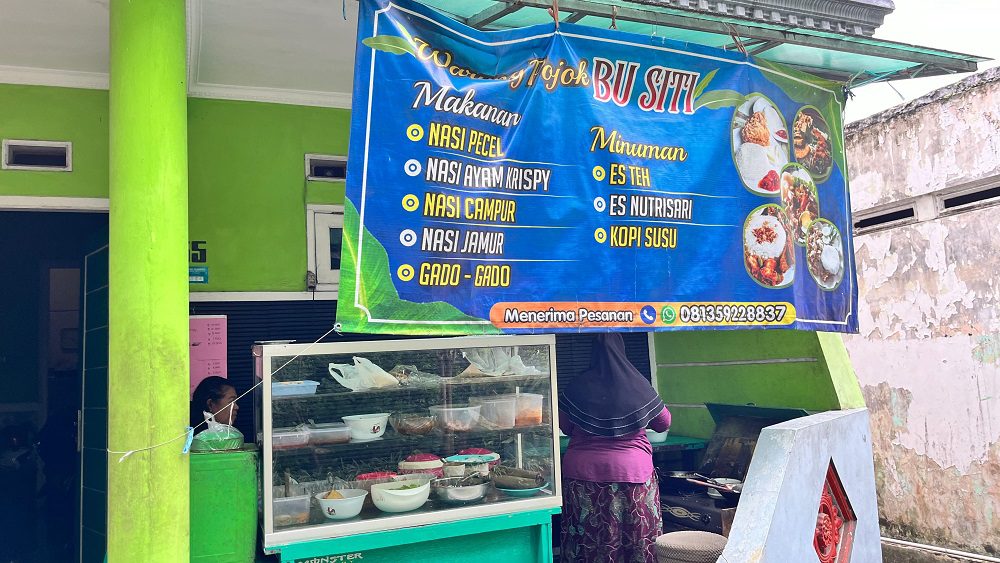 WARUNG BU SITI, HANGATNYA RASA RUMAH DI BALIK GANG SEMPIT KAMPUS UM