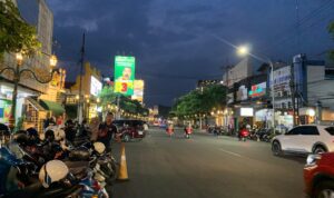 aida BERBEDA DENGAN PAGI, SUASANA MALAM HARI DI KAWASAN KAYUTANGAN MALANG TAMPAK LEBIH RAMAI